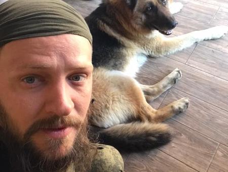 A fighter with the call sign "Fox" saved the cat family and sheltered the dog Vulkan